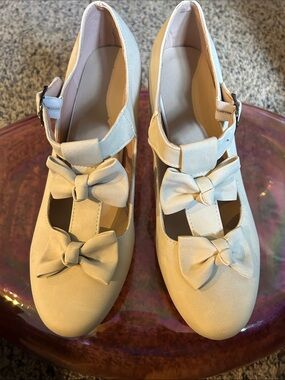 Women’s Bow-Accent Mary Jane Flats in Cream